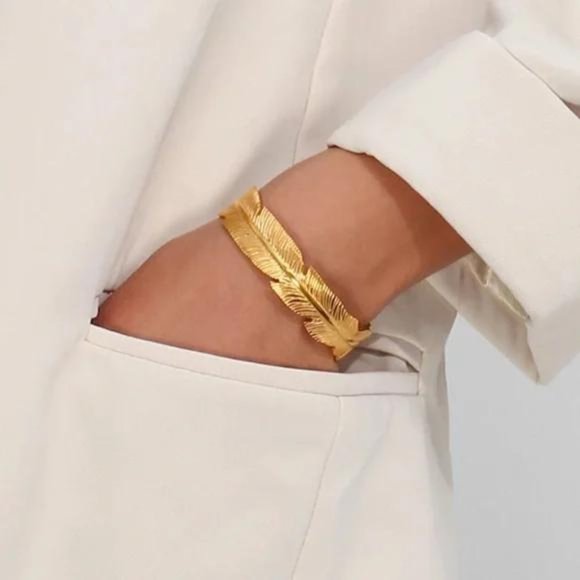 NEW LEAF BANGLE CUFF 18K GOLD BRACELET, NICE BRACELET, CUTE BRACELET - Picture 2 of 7